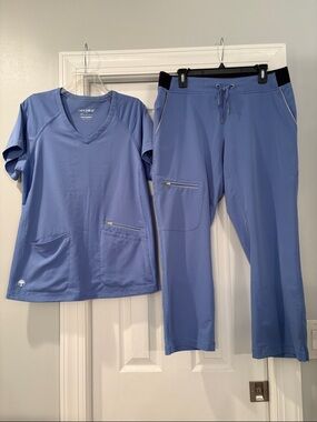 HH 360 women’s scrubs